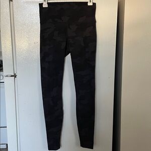 Lululemon Size 8 Black Gray Camo Pattern Leggings 27”